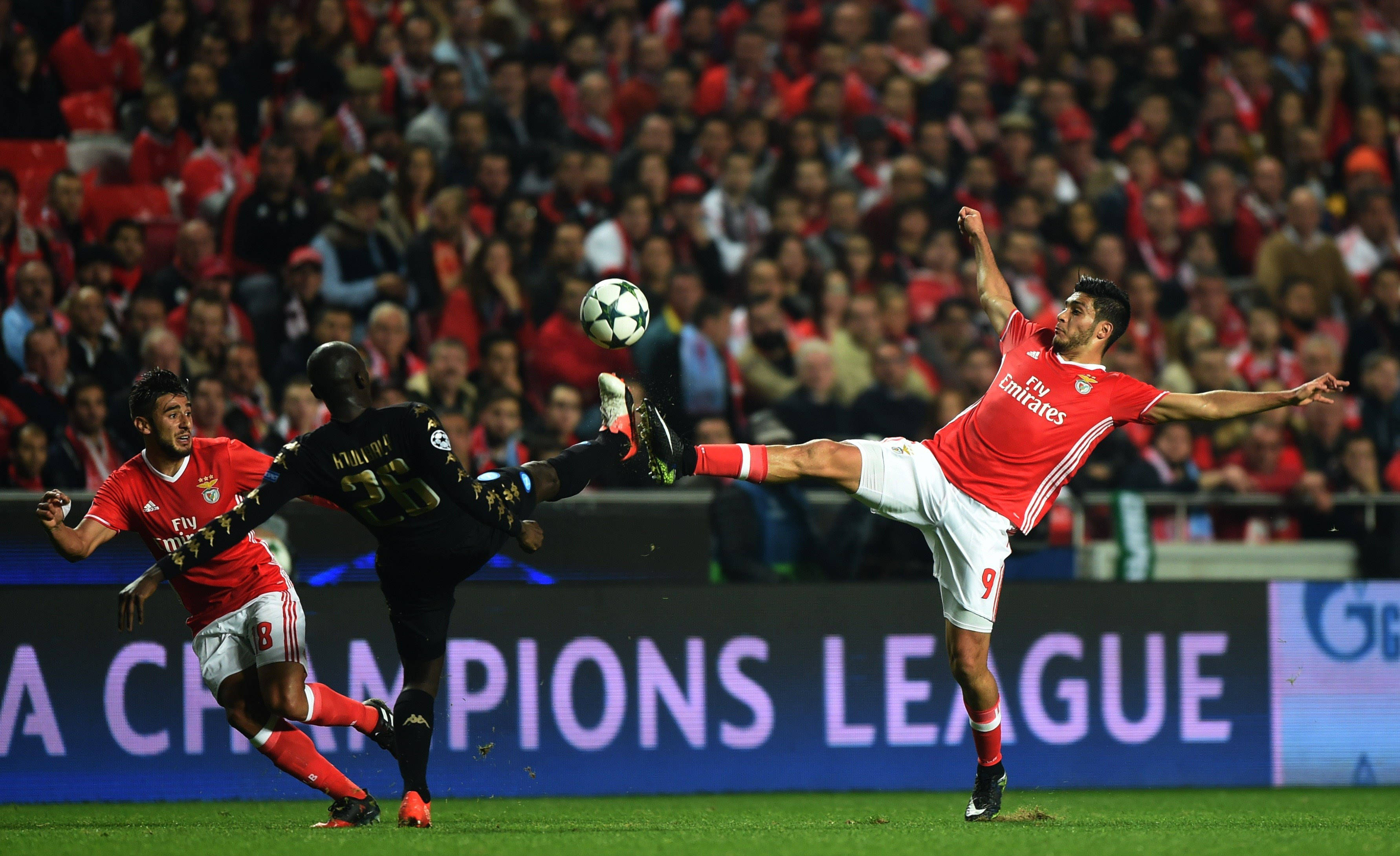 球员们在比赛中展现出了顶级的技术和体能 球员们在比赛中展现出了顶级的技术和体能