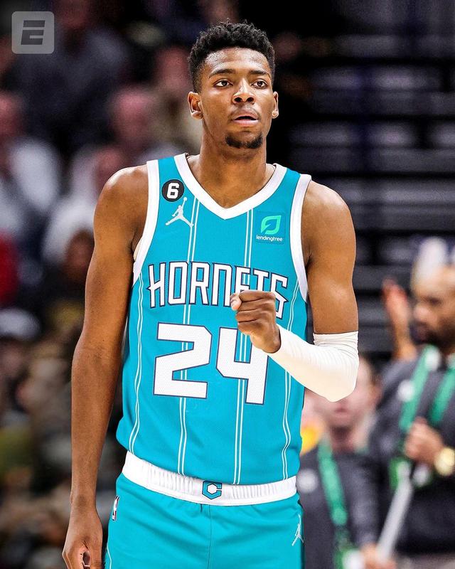 包含黄蜂队主帅获得月最佳教练称号,成绩斐然的词条 包含黄蜂队主帅获得月最佳教练称号,成绩斐然的词条