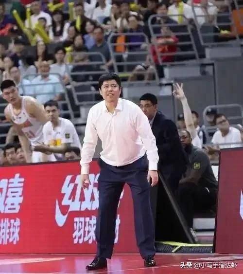 包含黄蜂队主帅获得月最佳教练称号,成绩斐然的词条 包含黄蜂队主帅获得月最佳教练称号,成绩斐然的词条