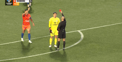 前锋突入禁区破门得分，球队领先