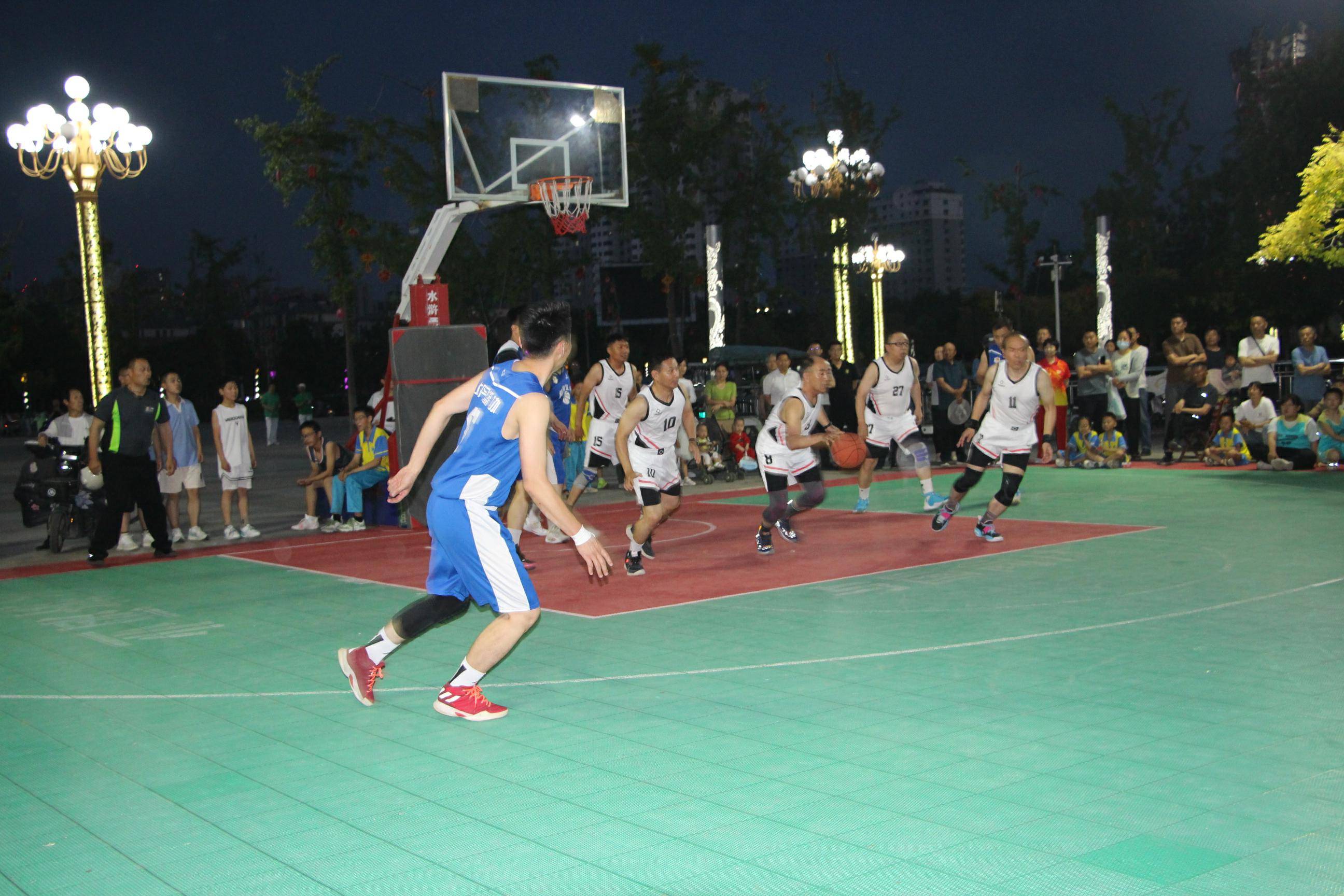 关于篮球比赛精彩纷呈，观赛者眼花缭乱的信息