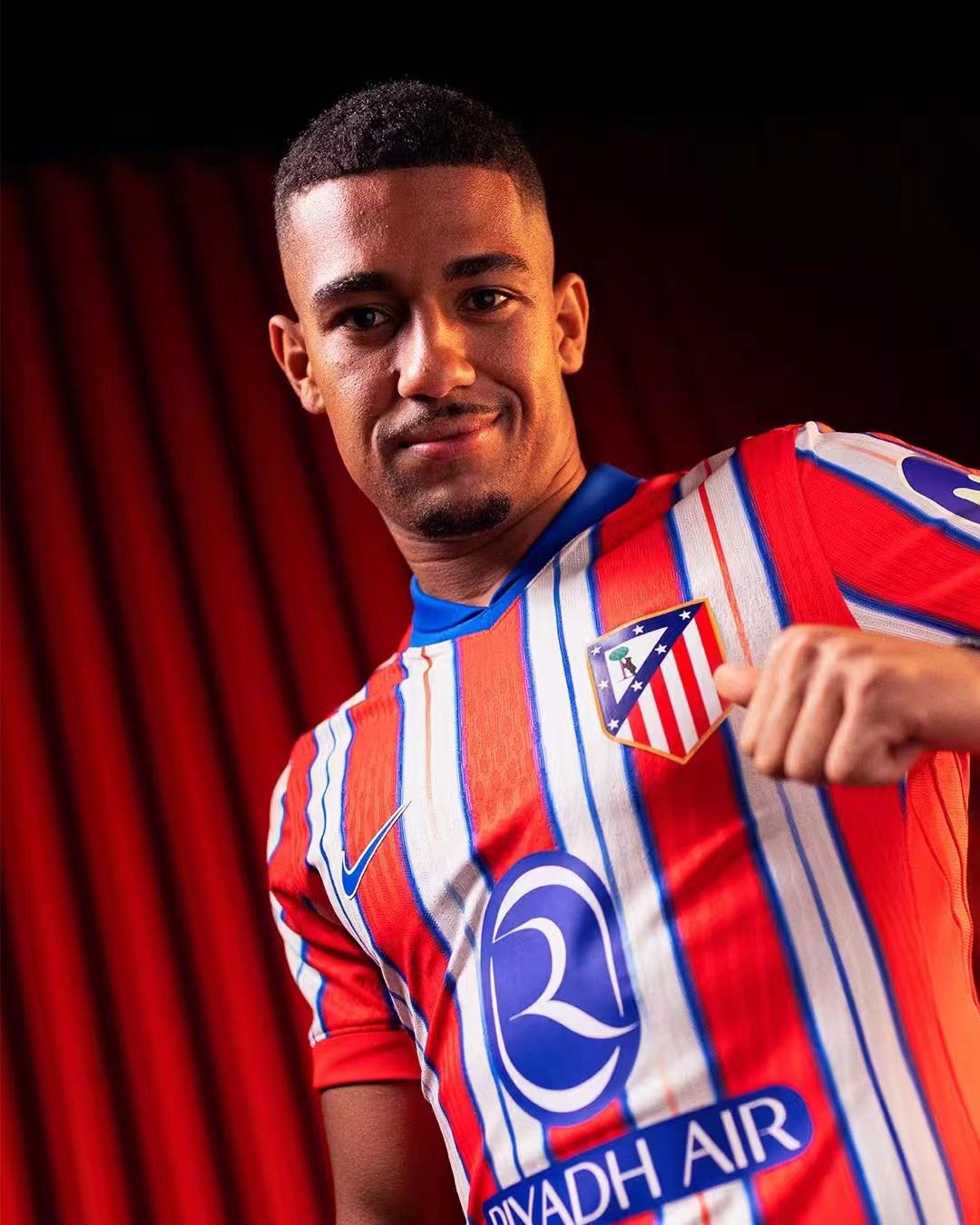 马竞球员赠送球迷签名球衣，获得热烈回应