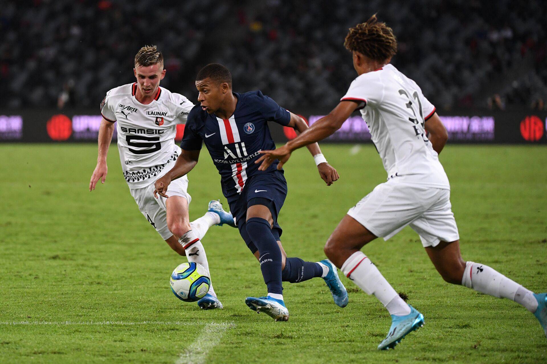 包含巴黎圣日耳曼主场战胜对手，小组头名稳固的词条