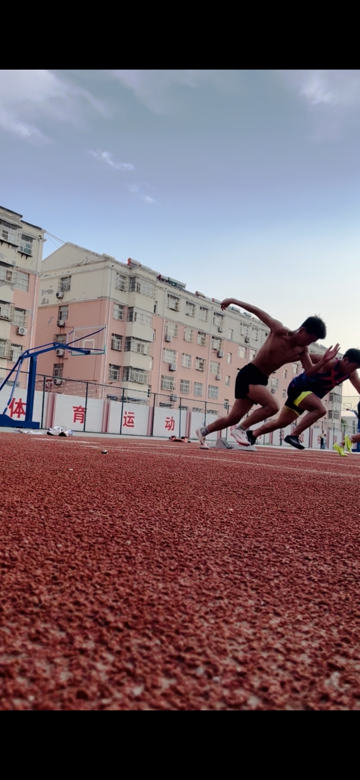 田径比赛现场惊现黑马，突然崛起