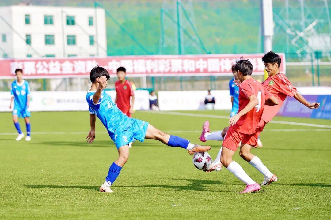 包含中国足球职业联赛火热开赛，广州足球冠军再度登场的词条