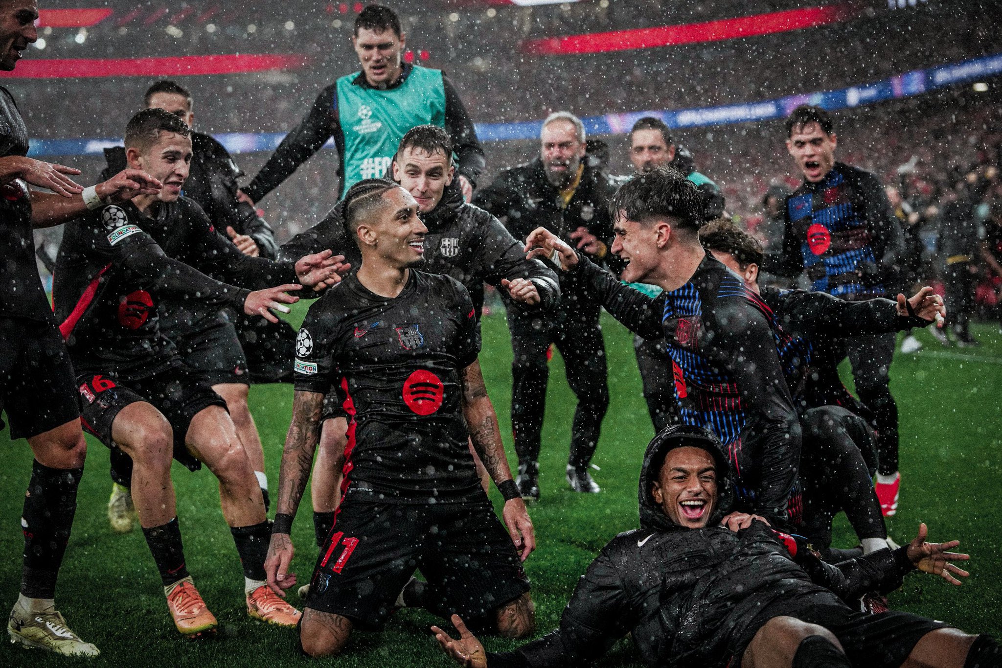 巴萨后防大将意外受伤，球队困境重重