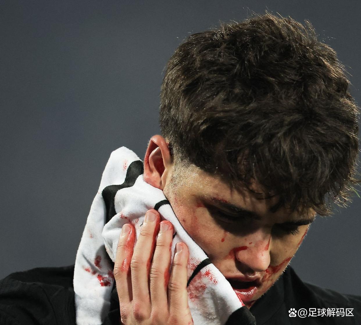 巴萨后防大将意外受伤，球队困境重重