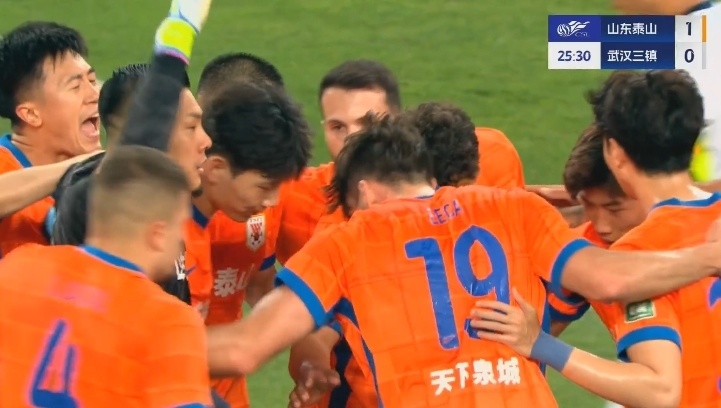 全队团结一心，击败对手