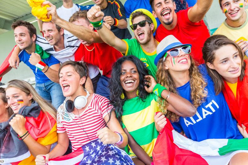 关于精彩瞬间令人沸腾，场外球迷尽情欢呼的信息