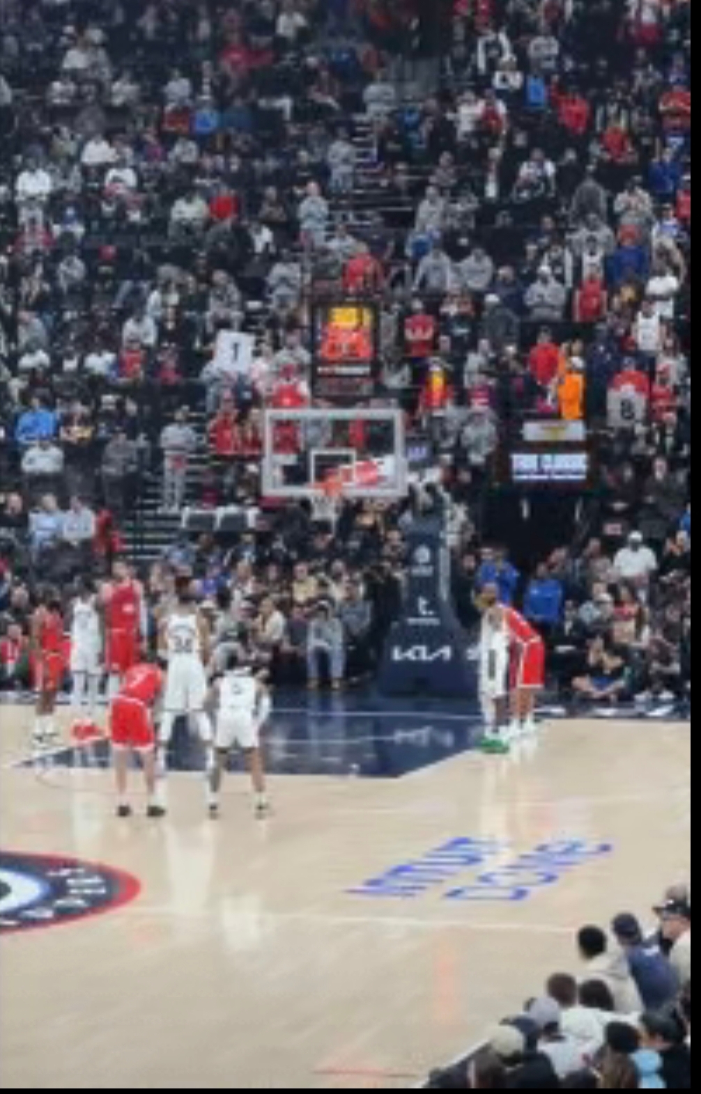 雄鹿主场大胜快船，字母哥独得高分