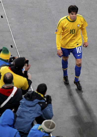 巴西女足队员因伤暂时离开训练的简单介绍