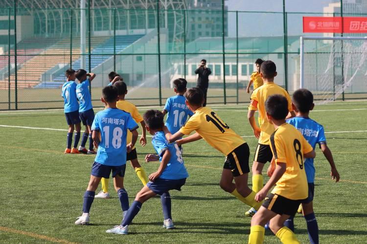 足球青训计划逐步推进，培养新生力量