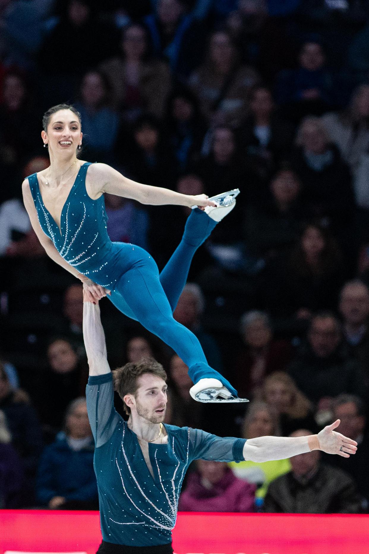 双人滑冰赛场现代感十足，俄罗斯运动员震撼夺冠