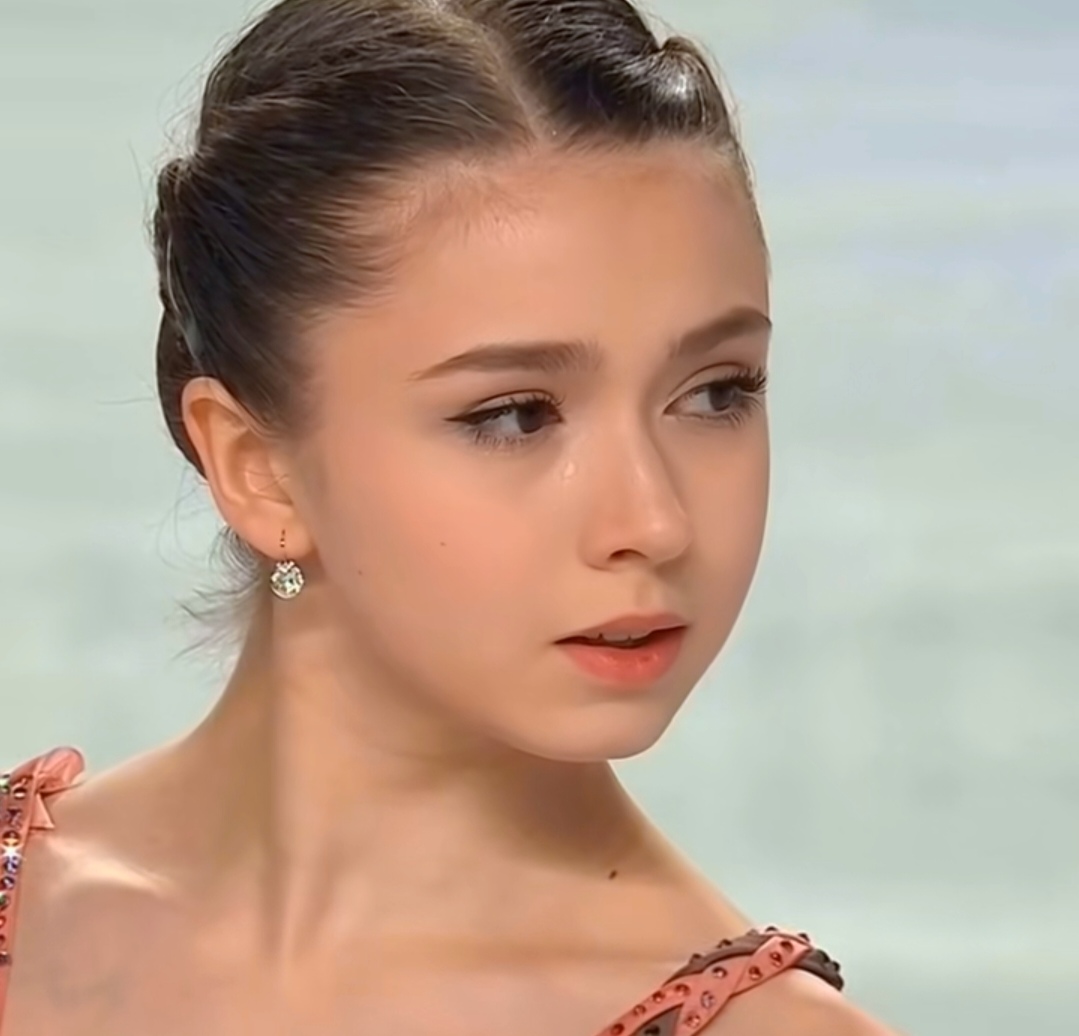 双人滑冰赛场现代感十足，俄罗斯运动员震撼夺冠