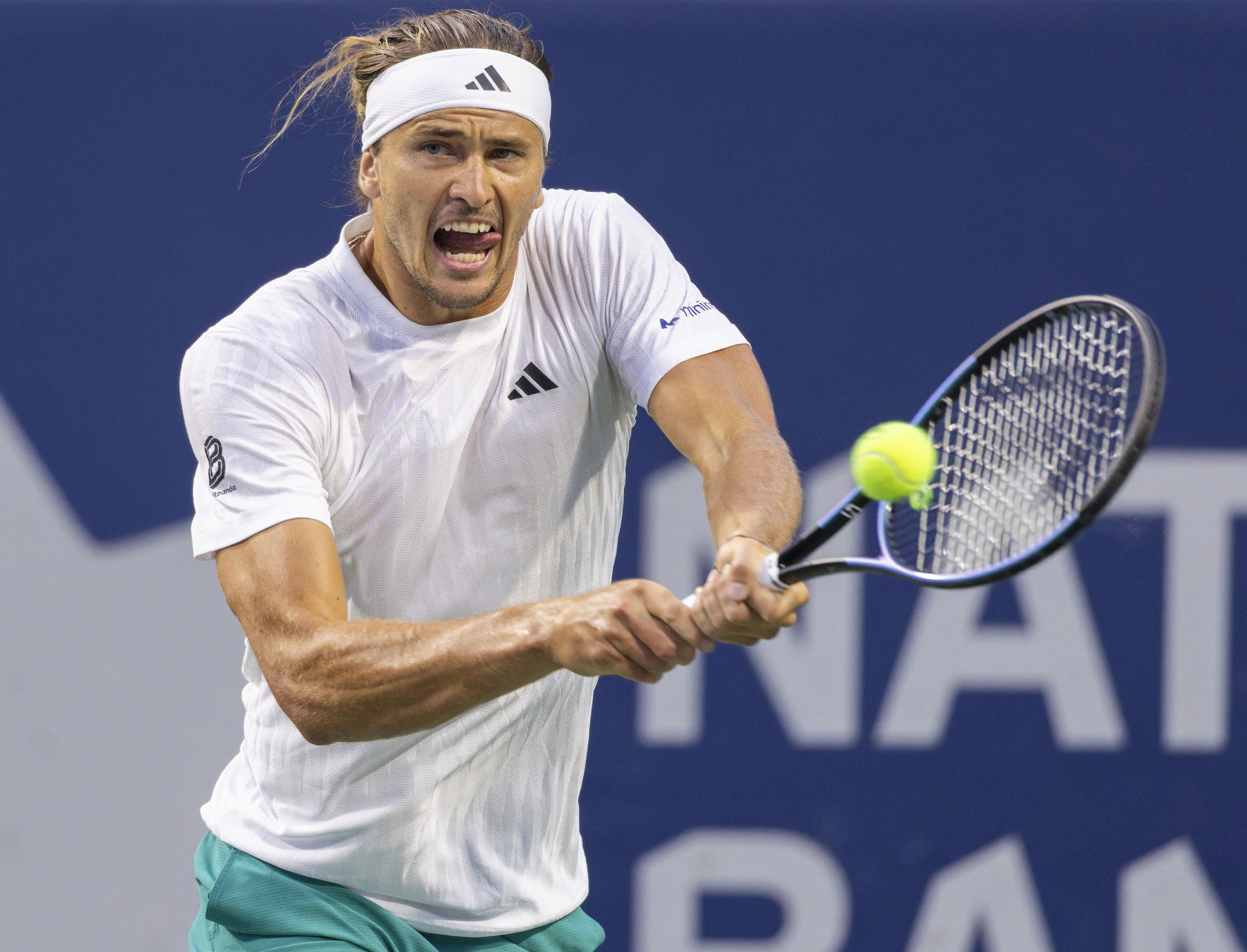 包含西班牙网球队翻盘世界网球队，兹维列夫爆发神勇的词条