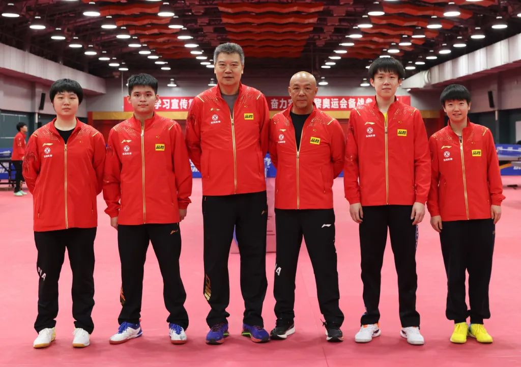 包含橄榄球队主教练发声，誓言带队登顶的词条